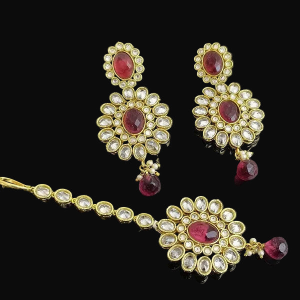 Jewelry set with earrings and a necklace on a dark background, featuring the brand 'SAHELI'.