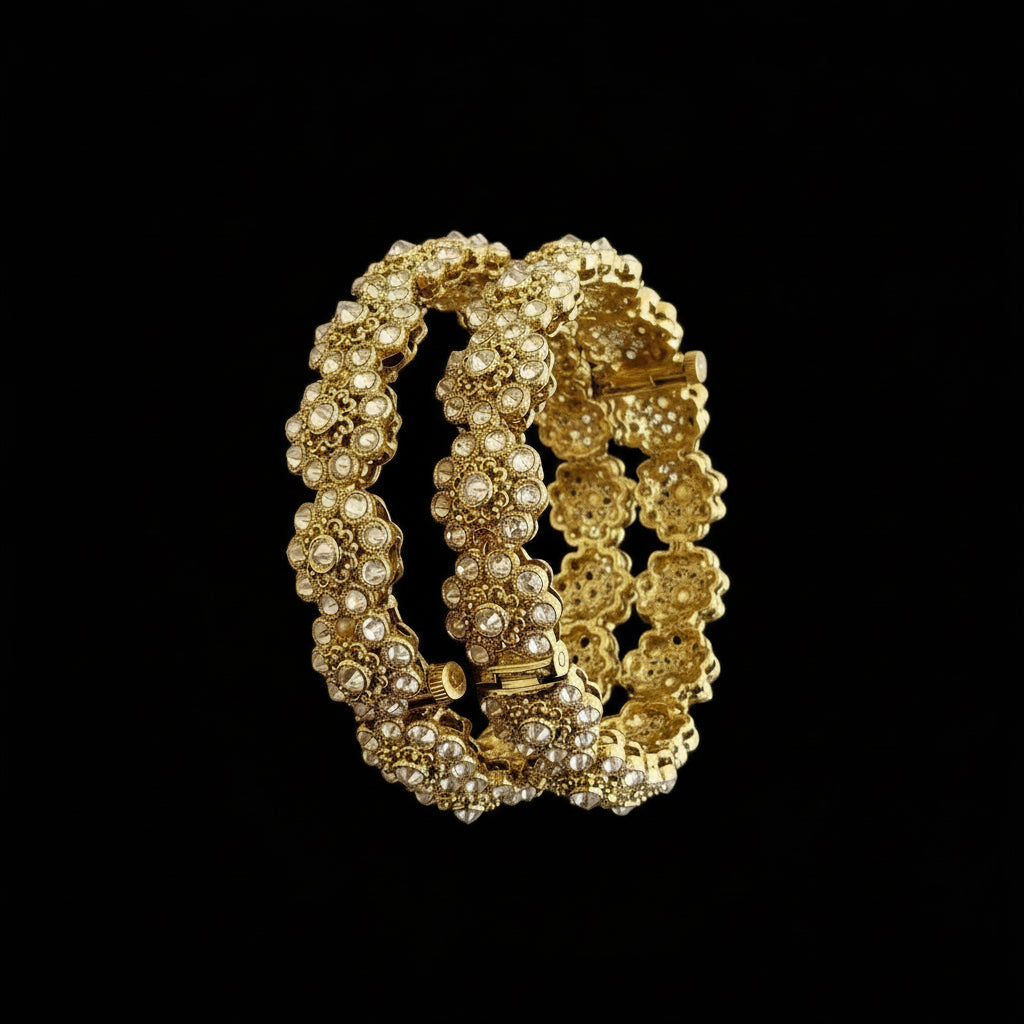 Gold bracelet with pearls on a gray background, featuring the brand 'SAHELLI'.