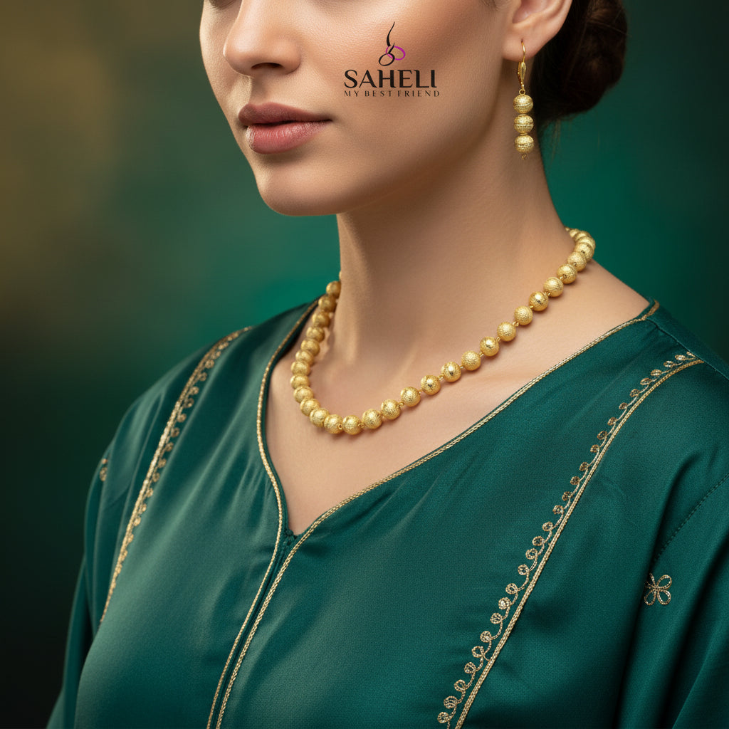 Pearl necklace with clasp on a gray background, featuring the brand 'SAHELI'.