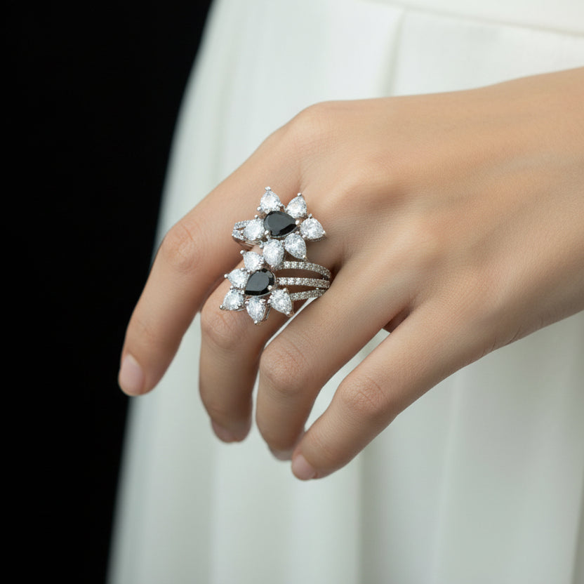 Diamant ring with black gemstone on a dark background, featuring the brand 'SAHELLI'.